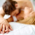 Jak sprawić, by w sypialni czuć się bardziej intymnie? Poradnik dla niego