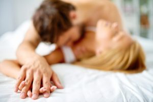 Read more about the article Jak sprawić, by w sypialni czuć się bardziej intymnie? Poradnik dla niego